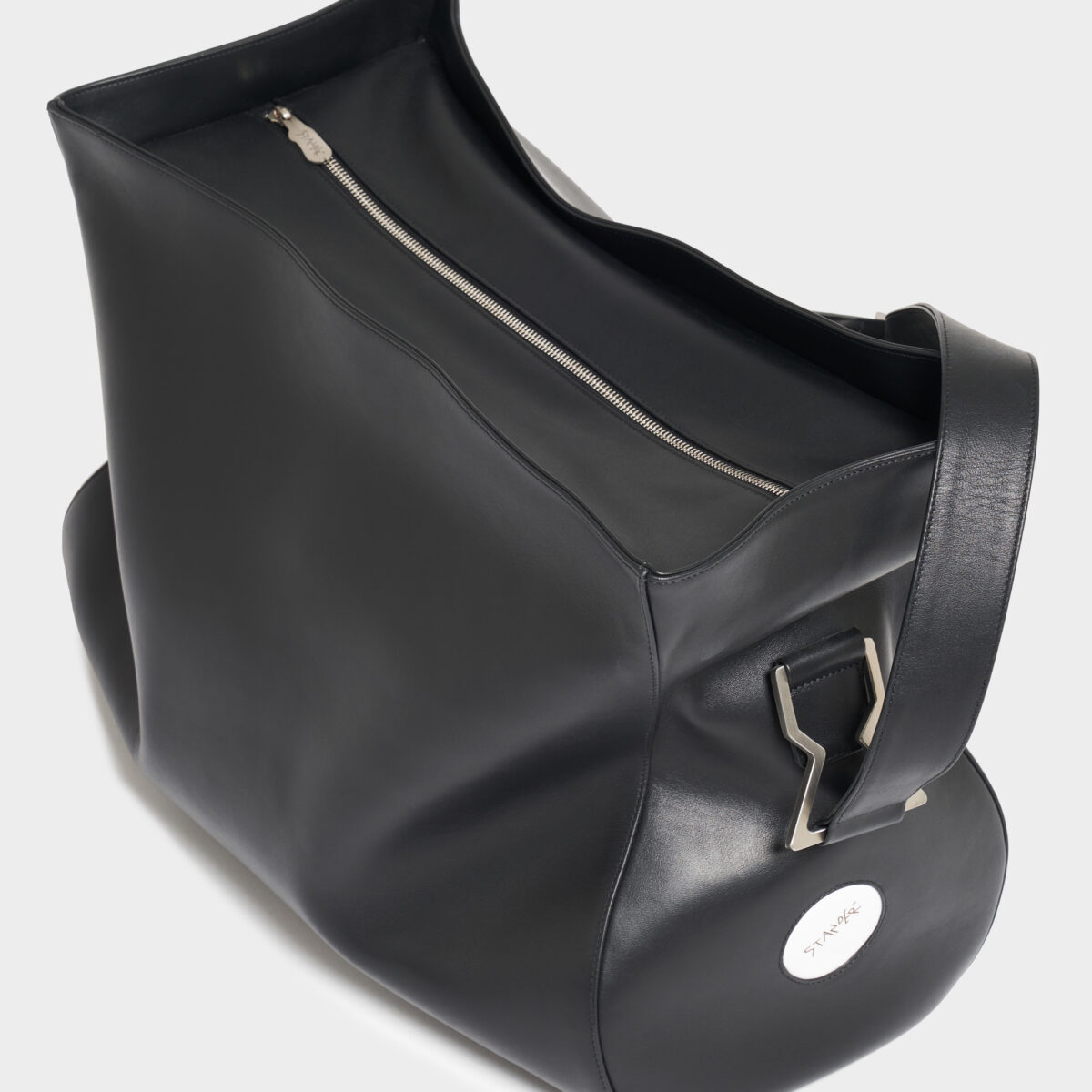 D01-leather-bag-blu_stander-indossato2