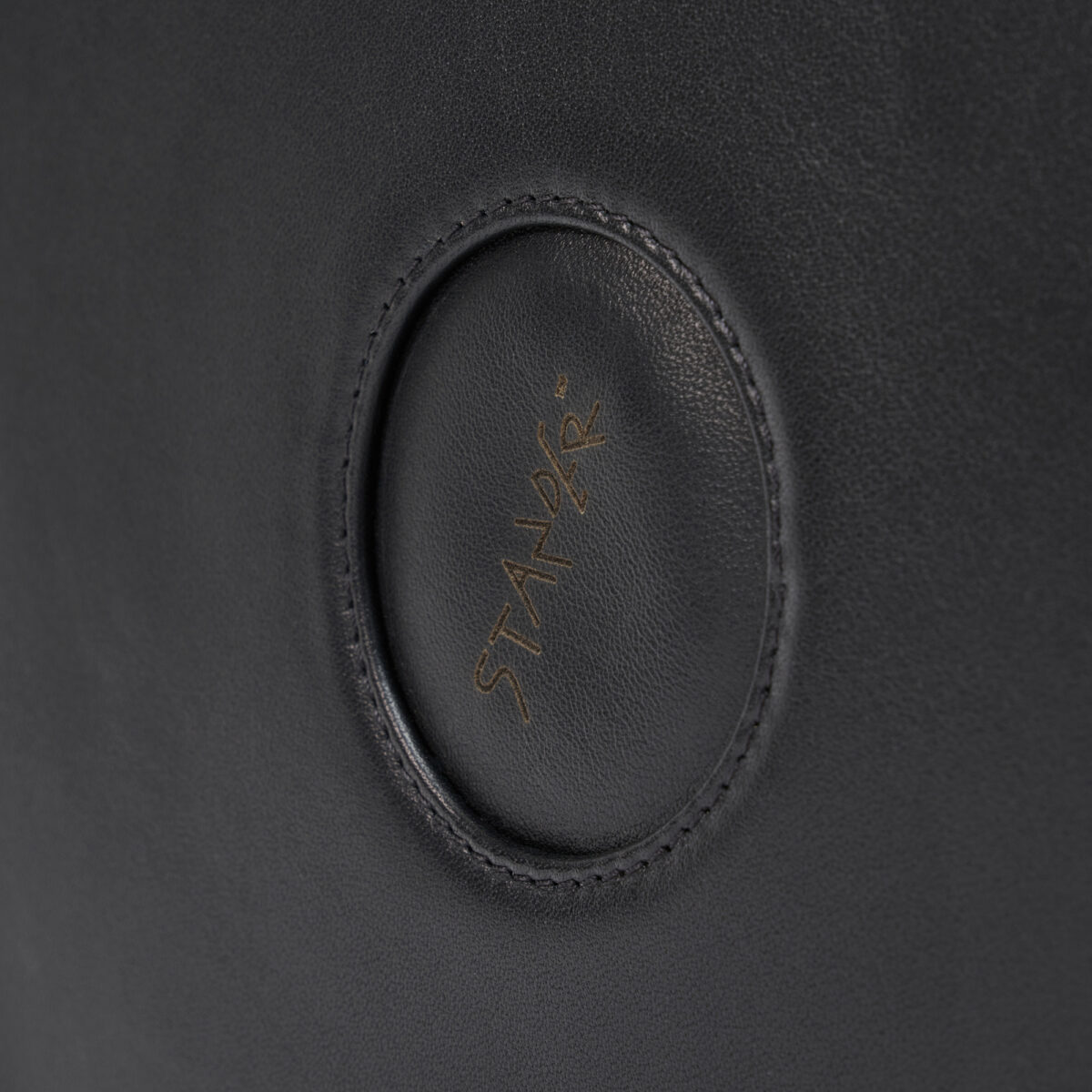p10-leather-bag_stander-indossato1