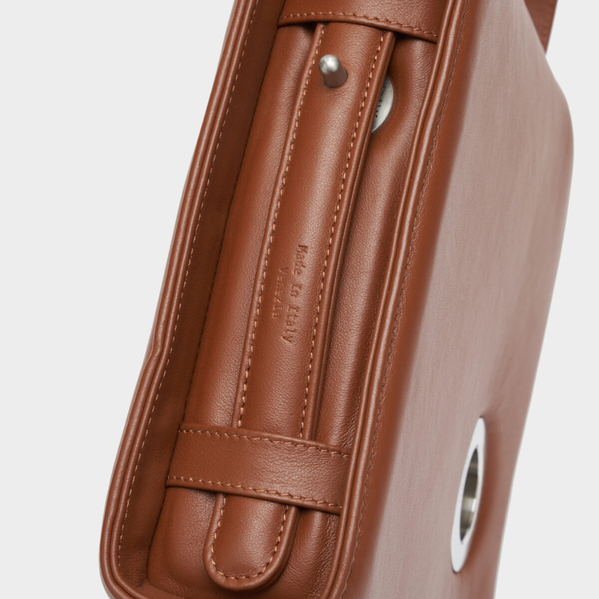 p11-leather-bag_stander-indossato1