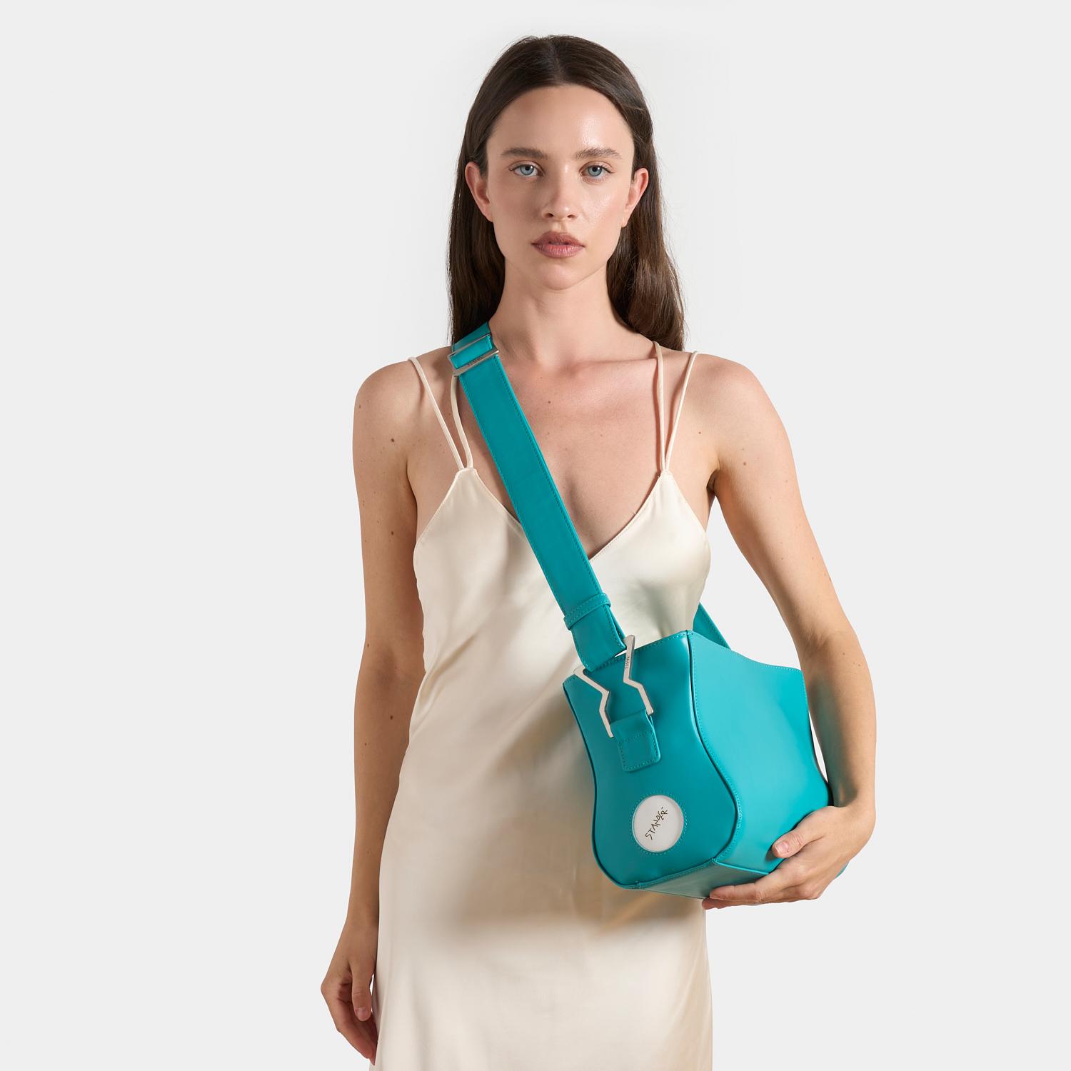 D11-leather-bag-blu_stander-indossato1