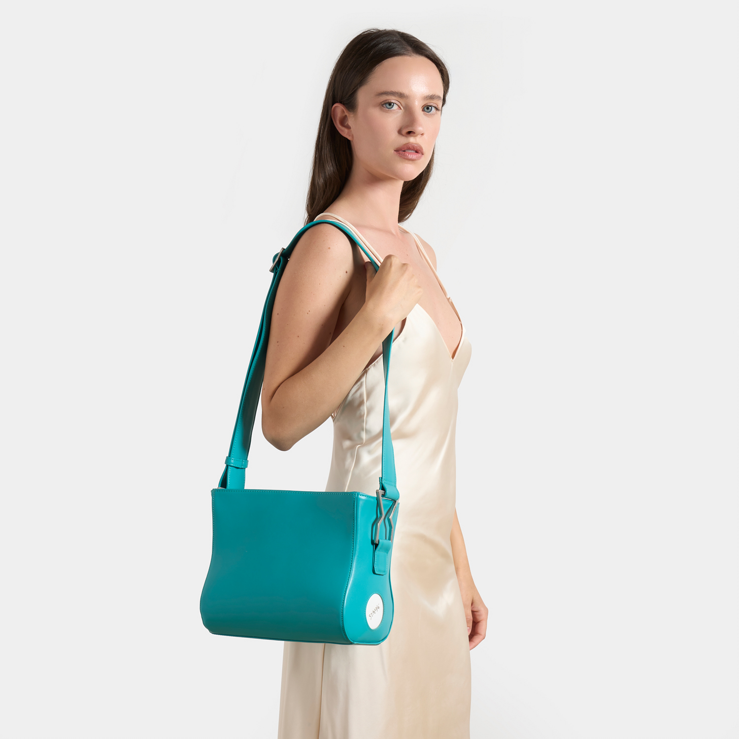 D11-leather-bag-blu_stander-indossato2
