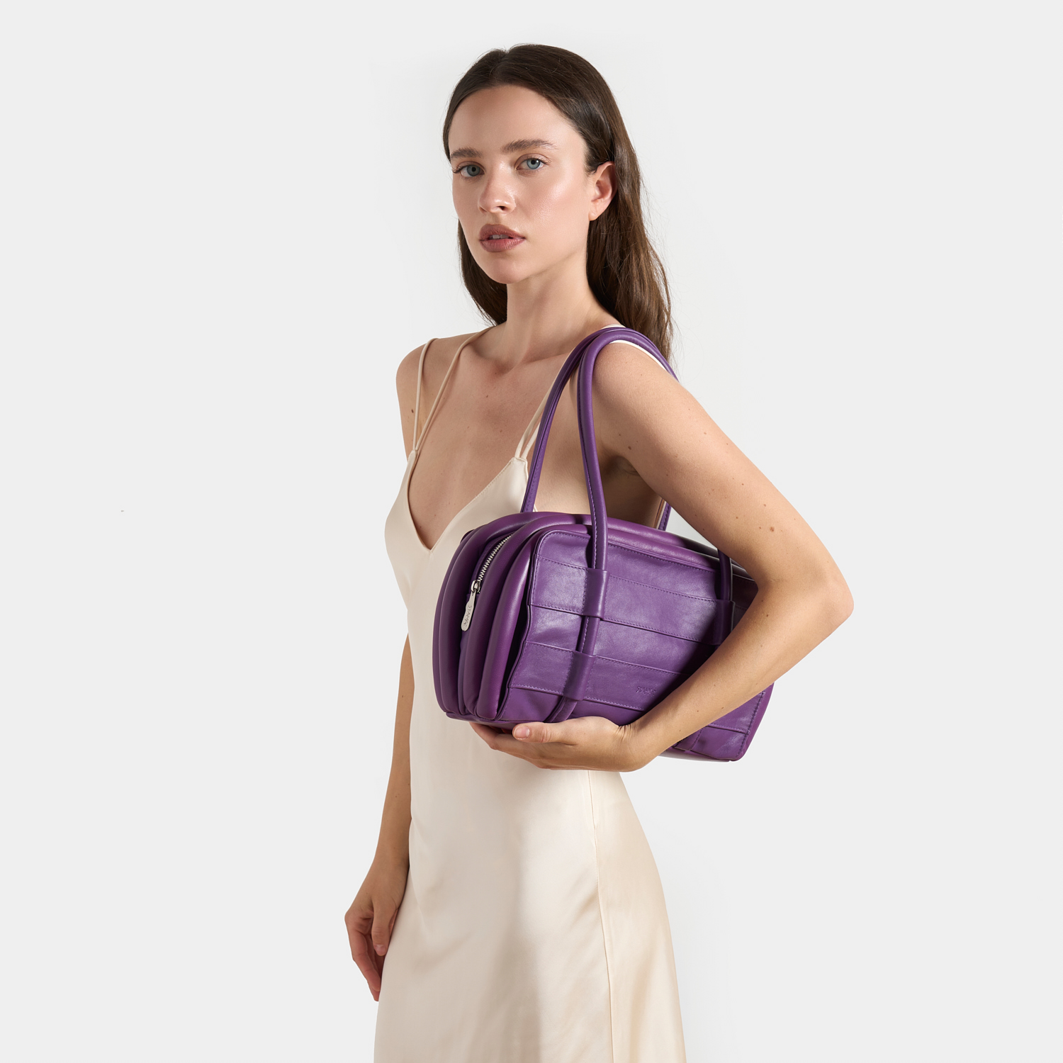p48-leather-bag_stander-indossato2