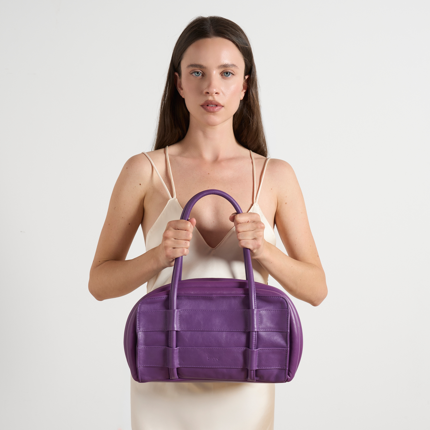 p48-leather-bag_stander-indossato2