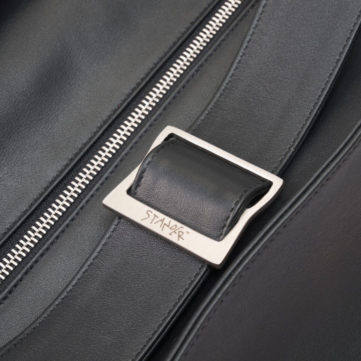 D01-leather-bag-blu_stander-indossato1