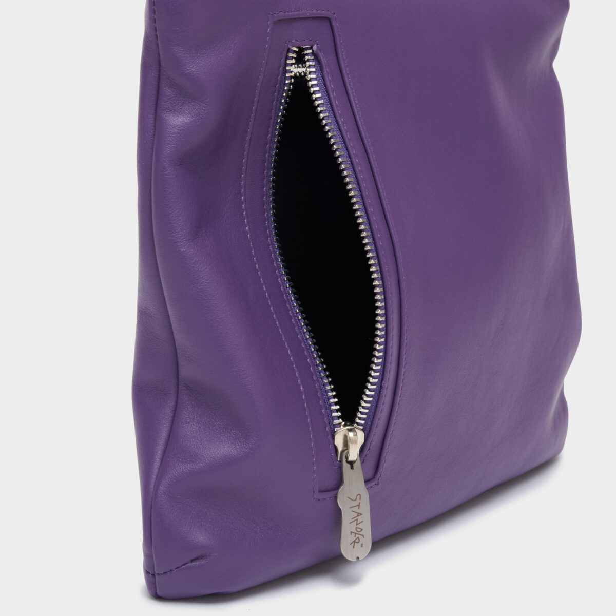 p13-leather-bag_stander-indossato1