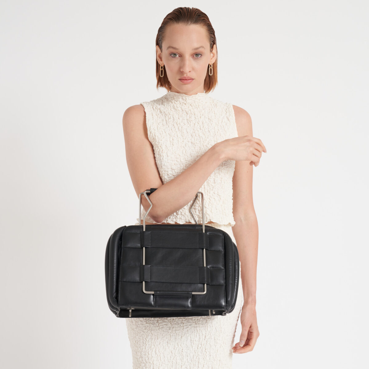 p8-leather-bag-blu_stander-indossato1