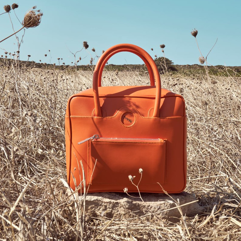 D01-leather-bag-blu_stander-indossato2